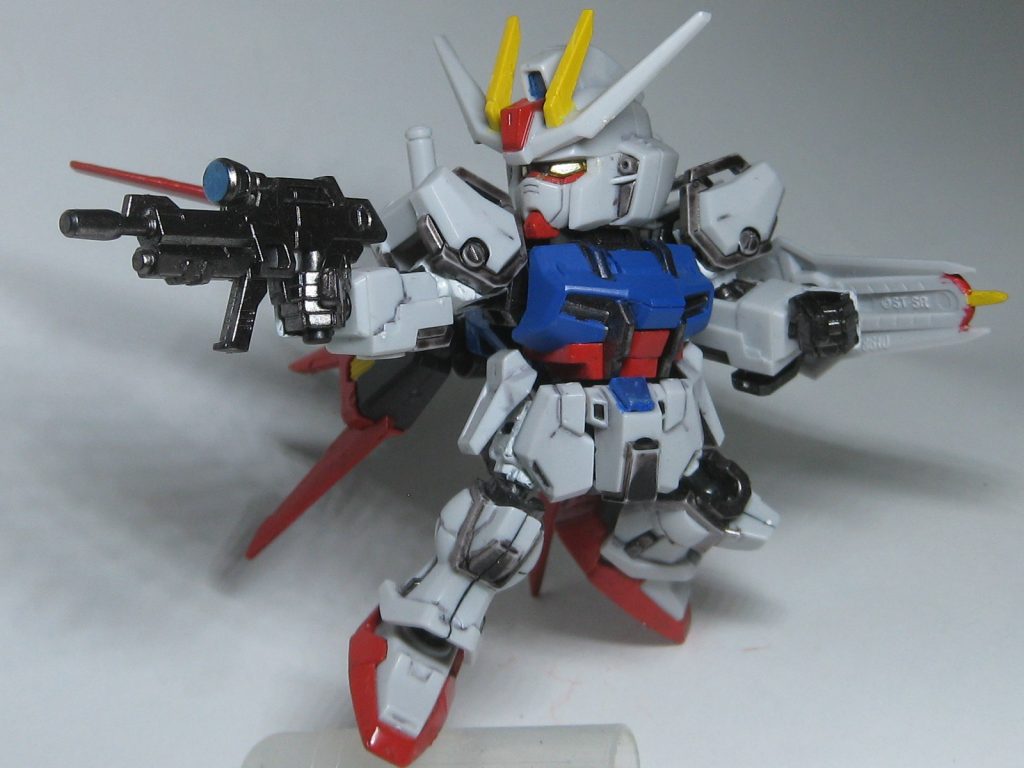 青と白以外は塗装してます。青に関してはかなり気に入ってます。この青は調合出来ないです。スミ入れはしてますが、合わせ目消しとかしてませんが気にしてません。元々のカラーリングが暗かったのでガンダムカラー基本色で本来の姿に。関節はグレーだと食玩としてパンチが足りないと思いガンダムマーカーのメタリックグレーで塗装しました。金属感があってこのサイズにぴったりだと思います。