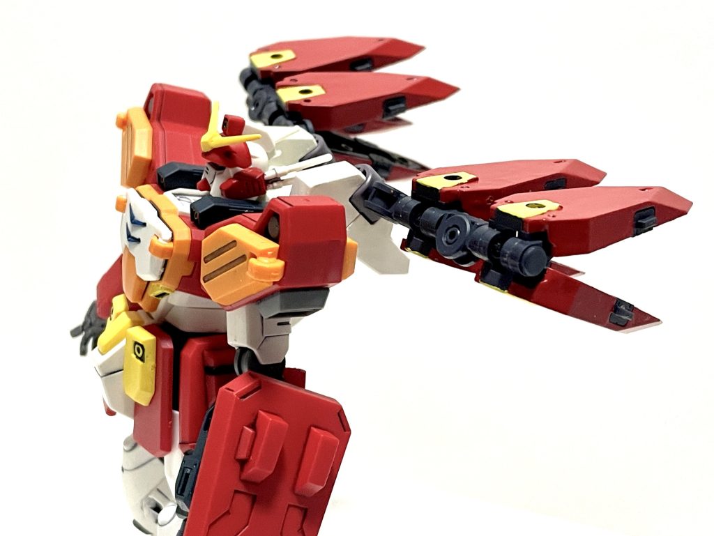 ◆アームドコリドー 「ガンダムヘビーアームズチャペル」としての素の姿がこの状態。  ヘビーアームズの右マニピュレーターの極端な使用頻度の少なさに注目したドクトルSは、それを活用すべくヘビーアームズ運用の新たなプランを生み出した。「戦場が宇宙だと作戦範囲が広いから、弾薬の数が心許無い。故に武器は現地で回収するように」