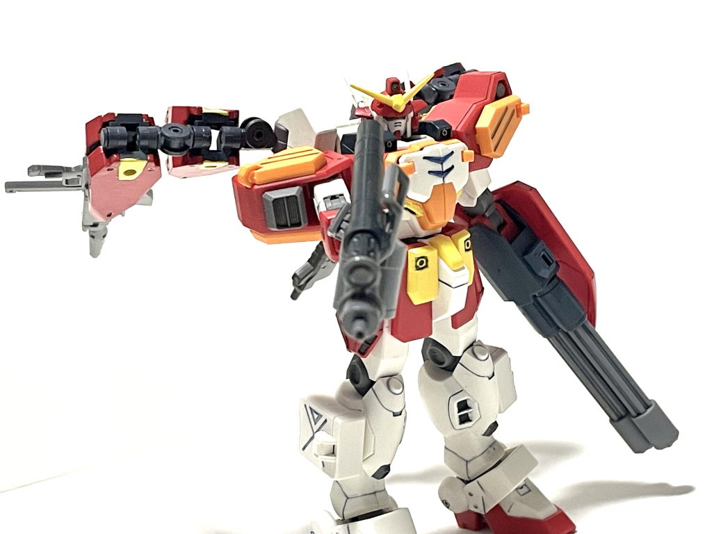 戦場でミサイルとガトリングガンを打ち切ったガンダムヘビーアームズチャペルは、スラスターとアーミーナイフで敵MSを強襲。 武装を強奪してはアームドコリドーに懸架してゆく。 普段は膨大な弾幕による面制圧で済ますヘビーアームズだが、これまでに収集した射撃データと強化したFCSによっていかなるビームライフルを以ても敵MSを撃破する。