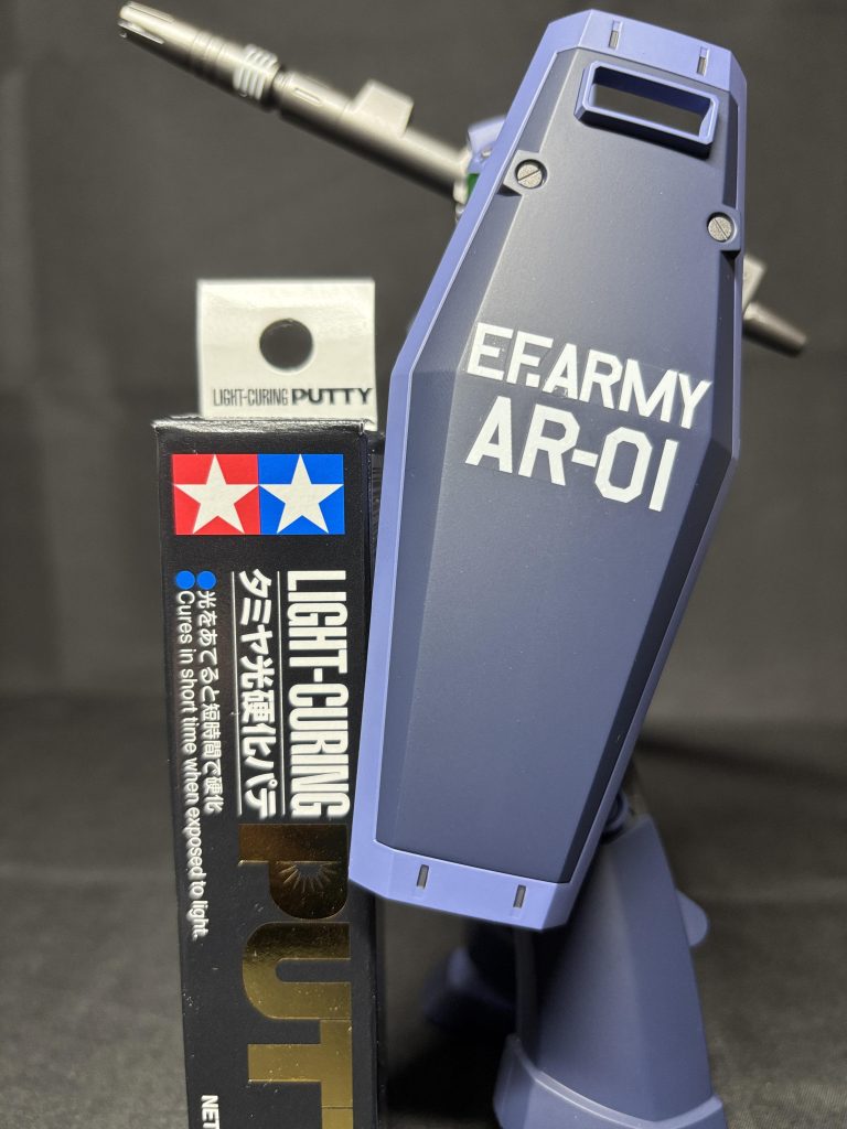 十字消しには光硬化パテを使いました。塗装前は密度が違うので目立ちますが、サフ→紺→トップコートで見えなくなりました。