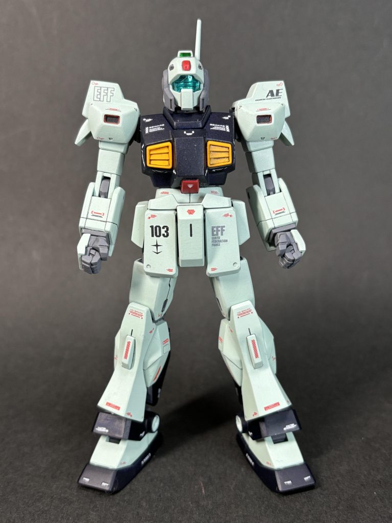 ジムとはパーツバランスが全然違う。首が短くて角度がつけにくい。のっぺり感すごい。