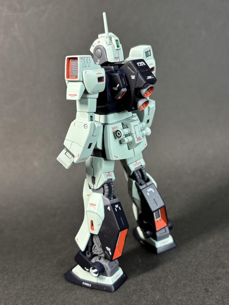 特徴的なふくらはぎバーニア。百式に通ずるデザイン。