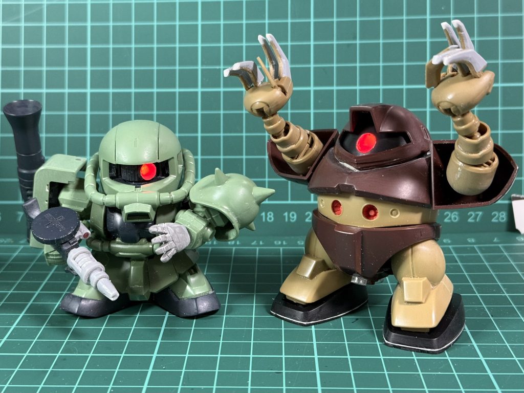 塗装前の状態です。ザクマシンガンのバレル、スコープ、サブグリップをスクラッチで作り直してます。サブグリップは可動式にしてますが、両手持ちは無理でした🤣