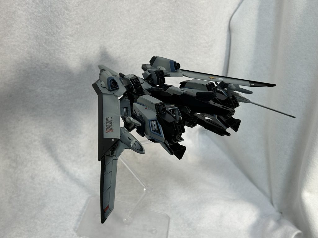 元キットからして思い切った差し替え変形なのでこの薄さが良い