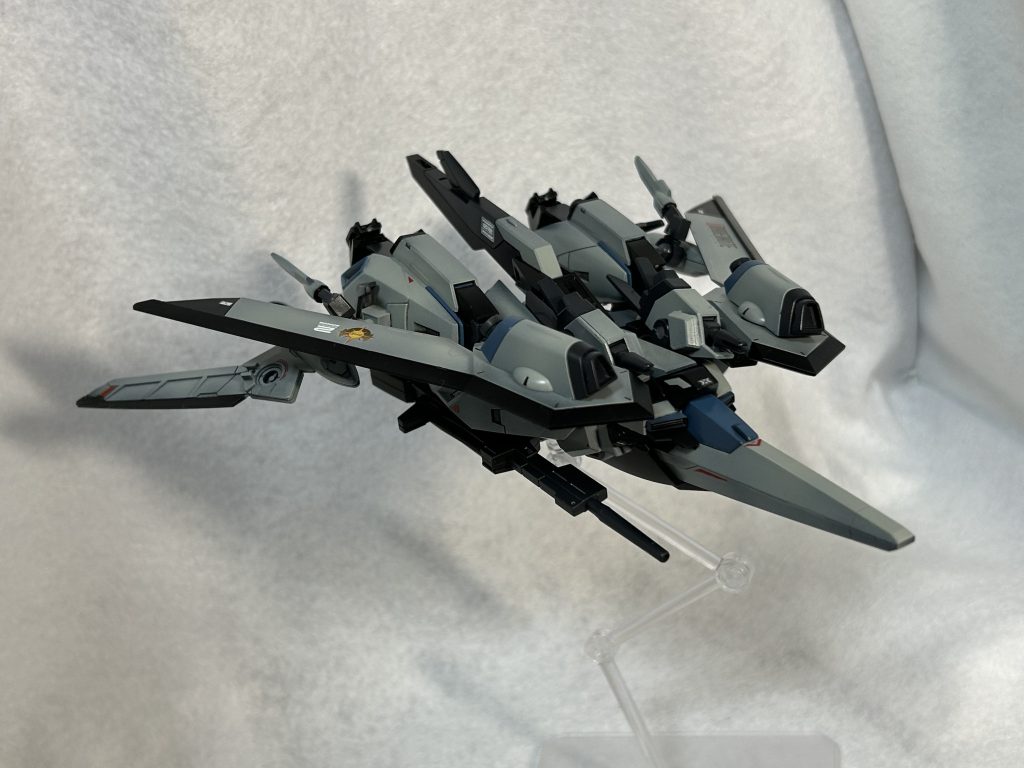 飛行形態ライフルは背中だとなんか違う気がしたので、手に持たせて向きを変えてます。