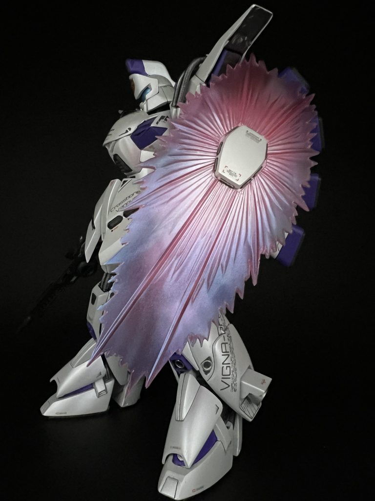 ビームシールドは大きすぎたので回りをカットしてクリアカラーと変光塗料で塗装