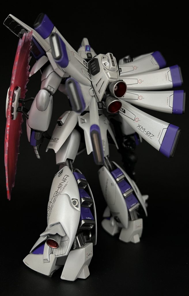 背中のスラスターは個別に可動できるように改造しました各部ダクトなんかも別パーツ化してありますデカールはテプラで作ったものとあまりものです