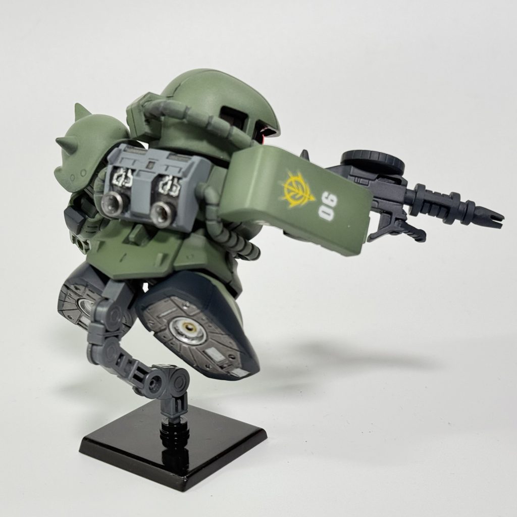 バックパックと足裏が一番塗り分け細かいですね。あまり見られない部分。ジオン軍マークはガンダムデカールにしました。