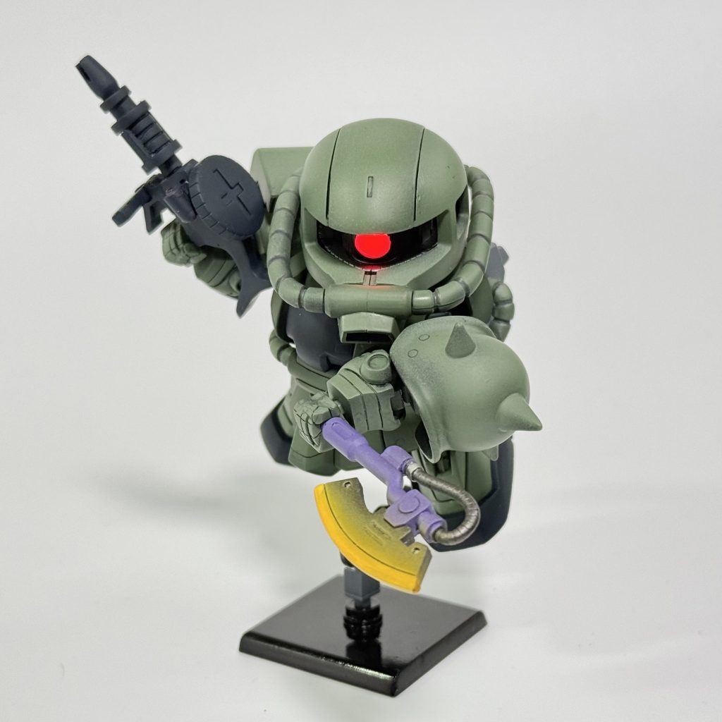 アクションポーズ。左肩が(ショルダータックル用に)引き出せるのでヒートホークのポーズが決まります。