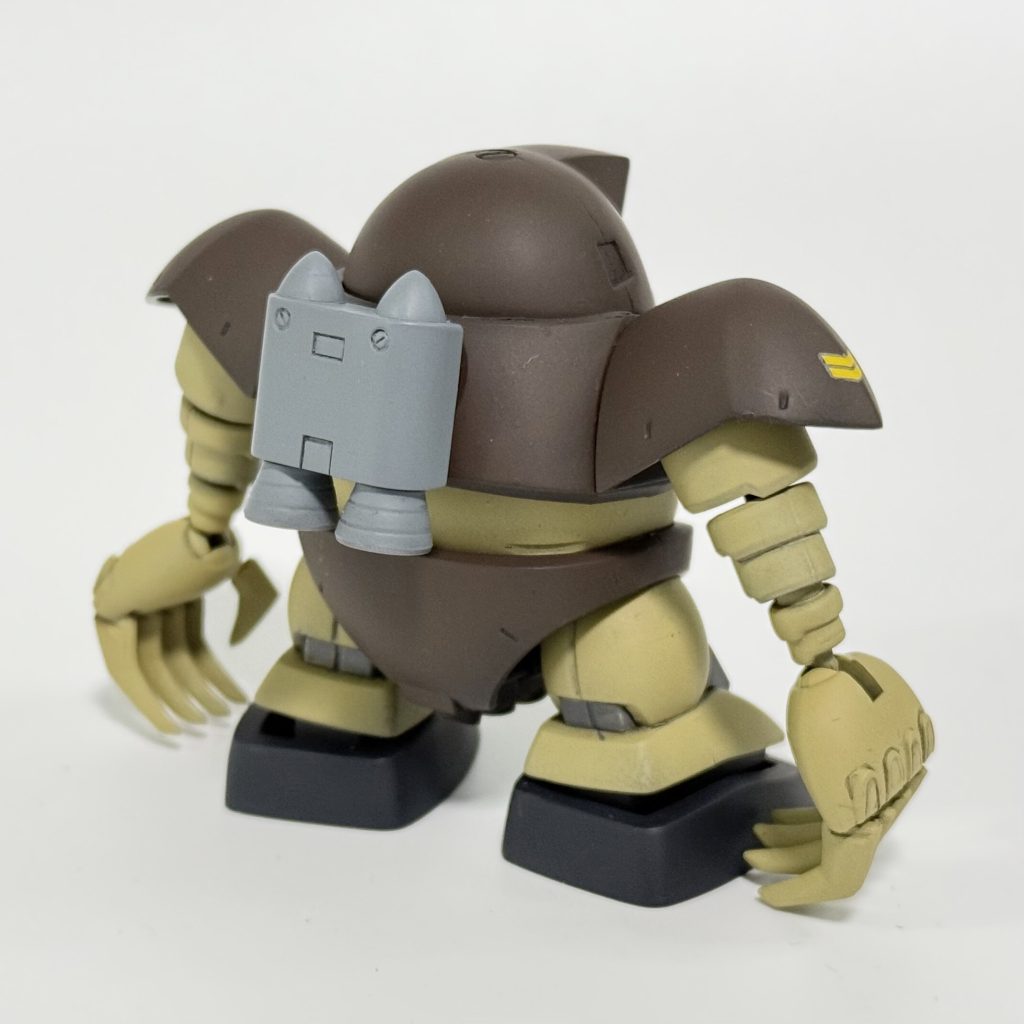 バックパックのスラスターが左右で繋がっていたので切り離しました。また、足裏をボールジョイントで可動化し、接地性を向上させました。