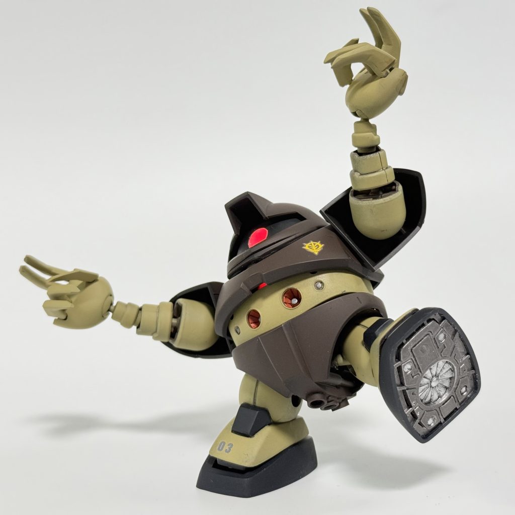 股関節をダブルボールジョイントにして可動域拡大しました。股間部のスラスター(?)に3mm穴を開けてスタンドを使えるようにしてます。