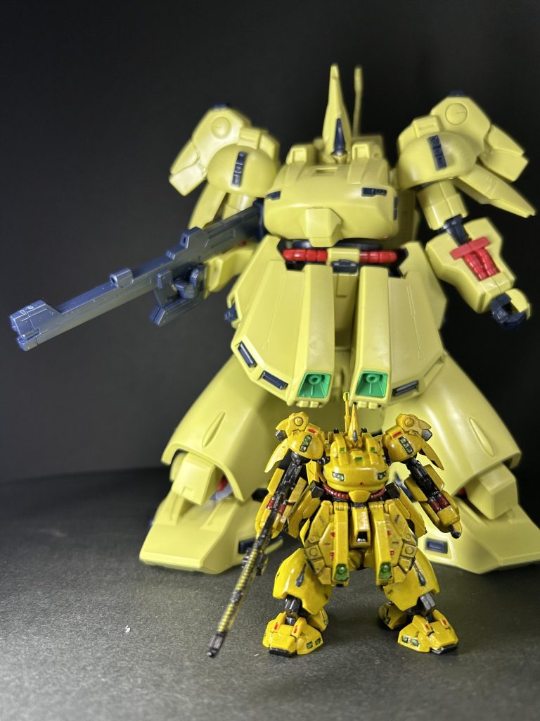 家にあった素組みジ・オと並べてみました。イメージだけで塗ったら思った以上に黄色になってました。それともHGの成型色が薄いのか？