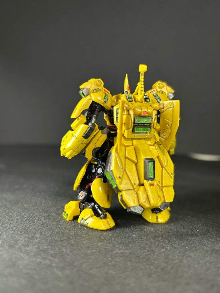 ほぼ単色の機体なのでスラスターの塗り分け以外は難易度低め？に感じましたが、サイズが小さいので大変でした。