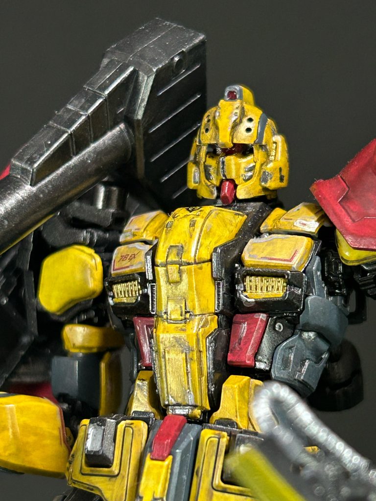 破損したメインカメラはモノアイに改修。武装は連邦とジオン両方の装備が可能。