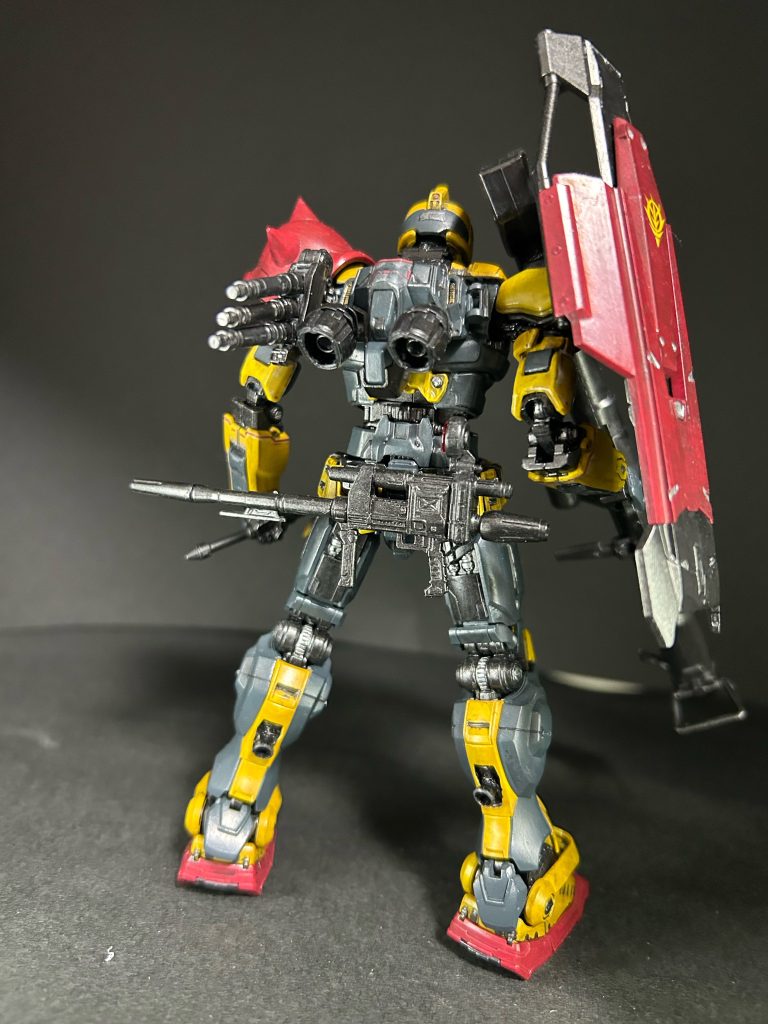 連邦の機体に間違われないようにザクと同じスパイクアーマーとシールドを両肩に装備。胸部とシールドにジオンのマーキング。