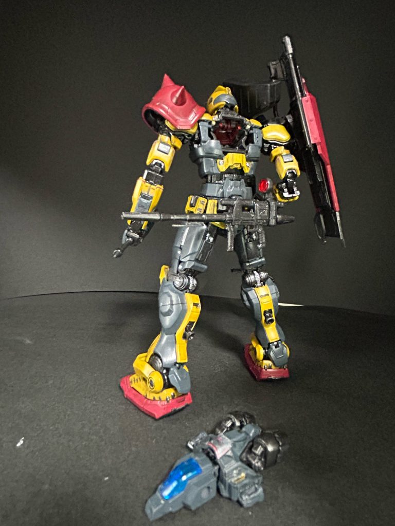 最大の改修点は大破したコックピット部。ジオン本国が鹵獲したガンダムから得たコアブロックシステムを搭載。