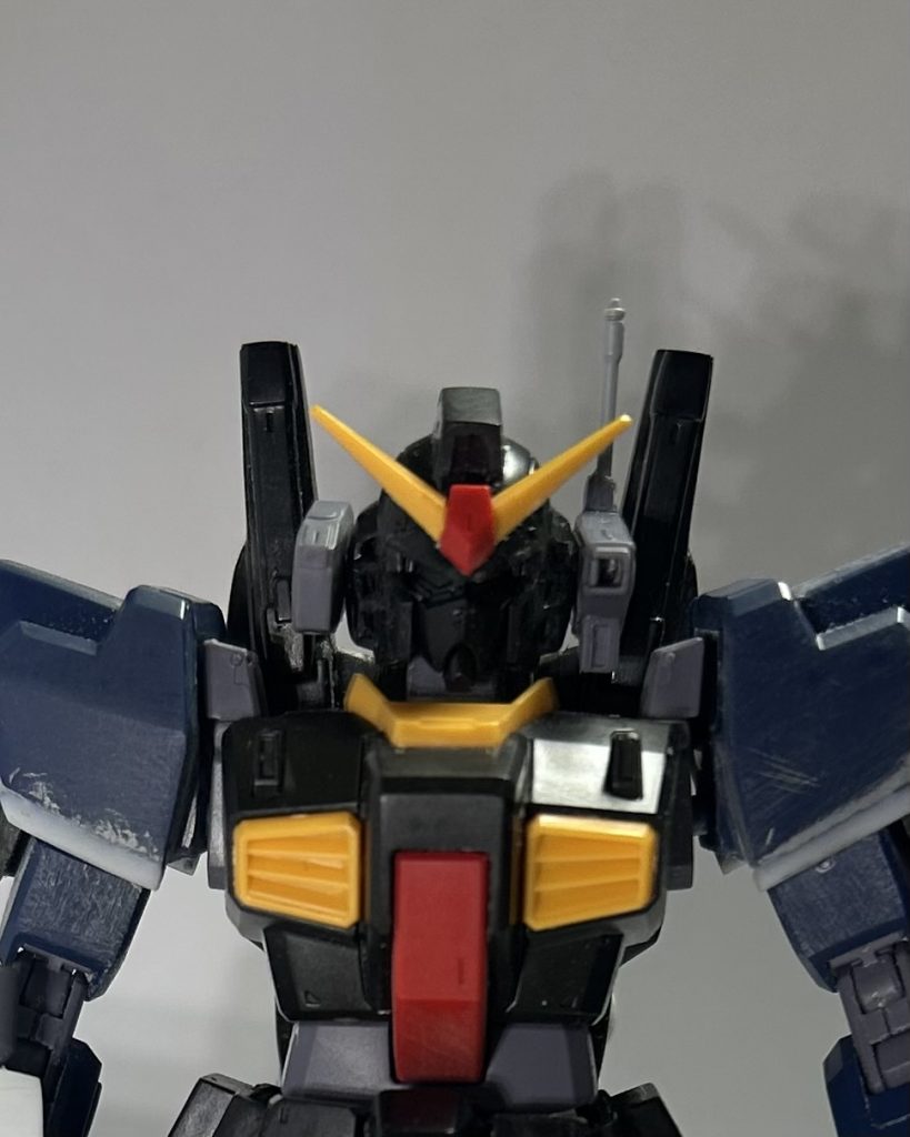 頭部。旧版をメインに使用。旧の方が目付き悪いし、キャラが立ってる気がしたので。加工としては、頬のダクトをカッターで地道にコリコリして深くしました。V字アンテナをreviveのものに、理由としてはreviveの方の基部がほんのり大きくてキャラクター性を出せるのは、と言う考えから。胴体。1番手を加え無かったのです。強いて言えば、バルカンポッドを付けた頭部とのクリアランスを確保する為に首を1ミリ延長しました。