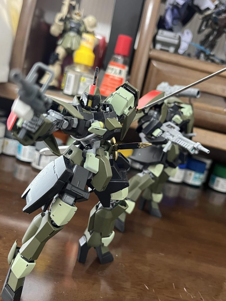 グレイズリッターはさほど変えていませんが、牽制用にマシンガンを装備し、ブレードを２つ持たせています