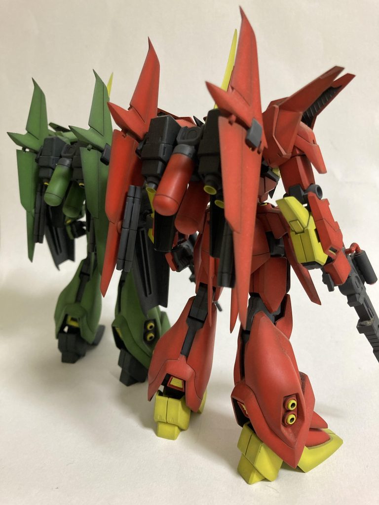 足首付近のスラスターは塗分けが面倒だったため、パイプパーツを黄色に塗ったものを取付けしています