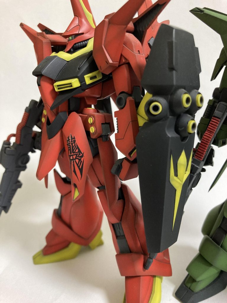 胸の黄色のパーツは前面、側面共に排気ダクトだと思っていましたが、ユニコーンの劇中に袖付の緑バウが側面の黄色部分からバルカンを撃っていました　 