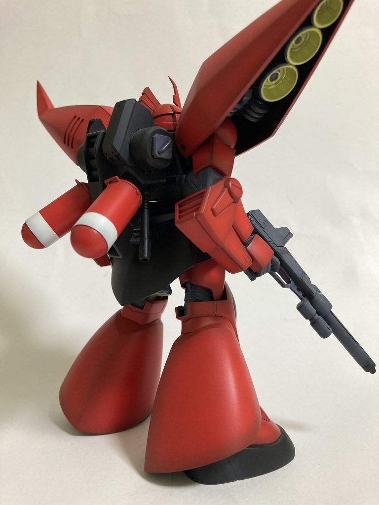 ランドセルのタンクが赤一色で塗ると、安い弁当に入っている真っ赤なウインナーみたいで嫌なので、白ラインをアクセントに入れました。