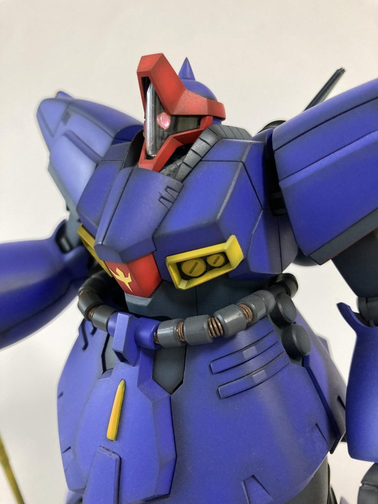 キット付属のモノアイカバーが箱絵と違い、上部凸になっています。➕になるようにエポパテで型を取り、ヒートプレスで作成しました