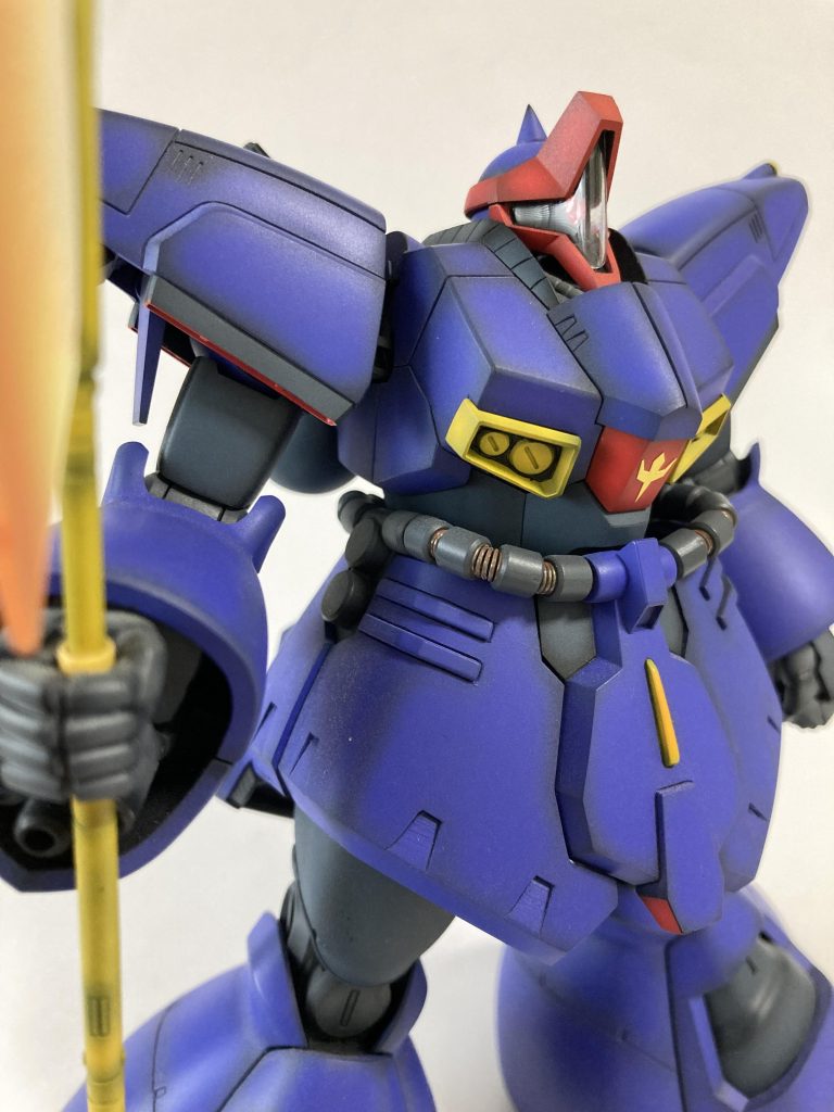 武器の握る部分にマスキングテープを貼り、少し軸を太らせています