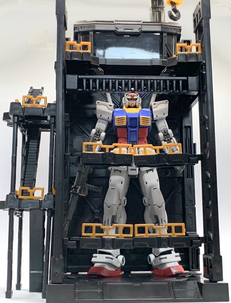 ガンダム　格納風景–2枚目/制作者：いざよい