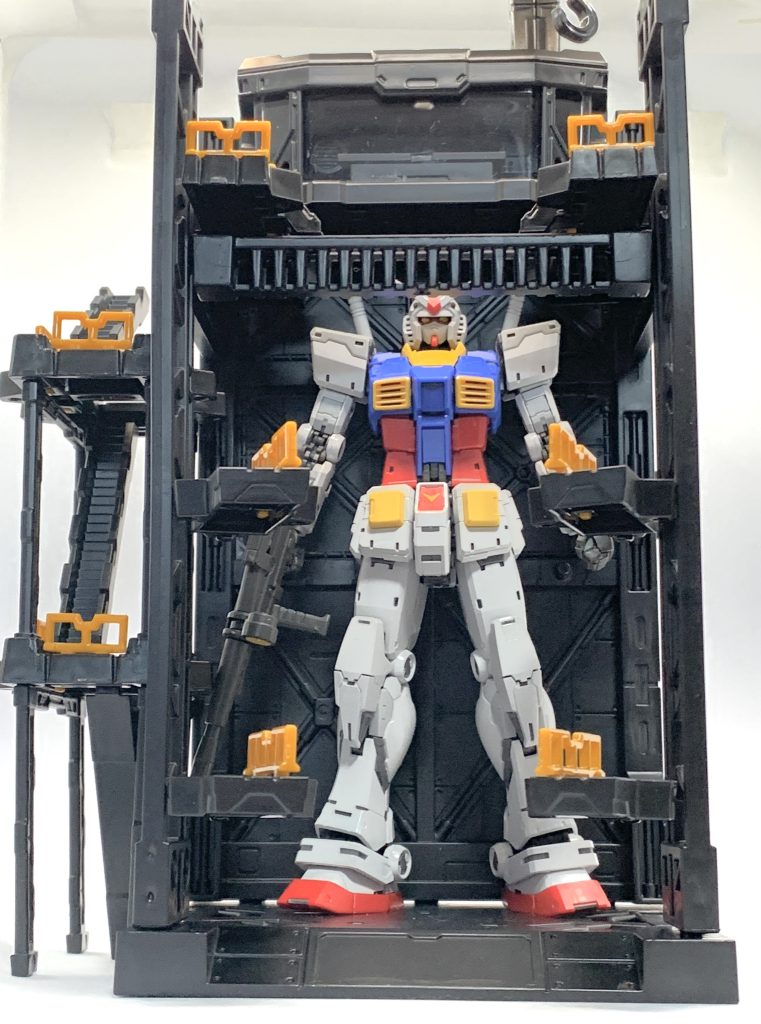 ガンダム　格納風景–3枚目/制作者：いざよい