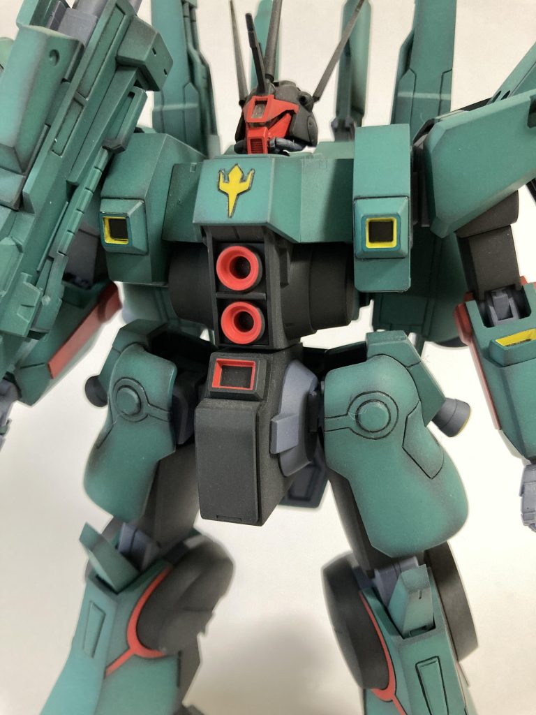 腹のスラスターにビームライフルを接続すれば印象的なあのシーン再現も出来ますが、塗装ハゲが怖くて、完成後は接続していません