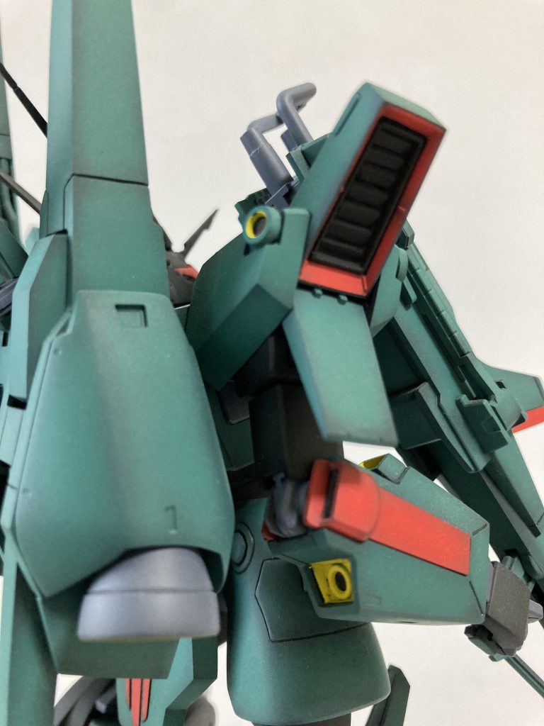 肩の大きなスラスターは黒塗り潰しが嫌だったので、フィン状にディティールを彫りました