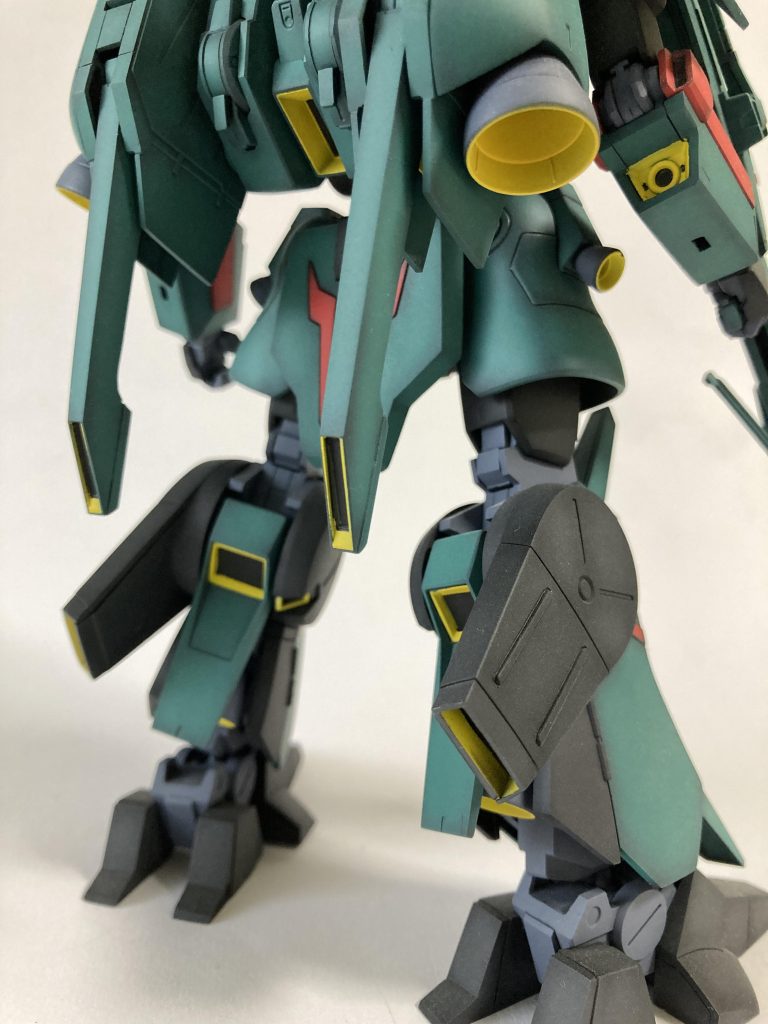 各所のスラスターの塗り分けが非常に面倒です…