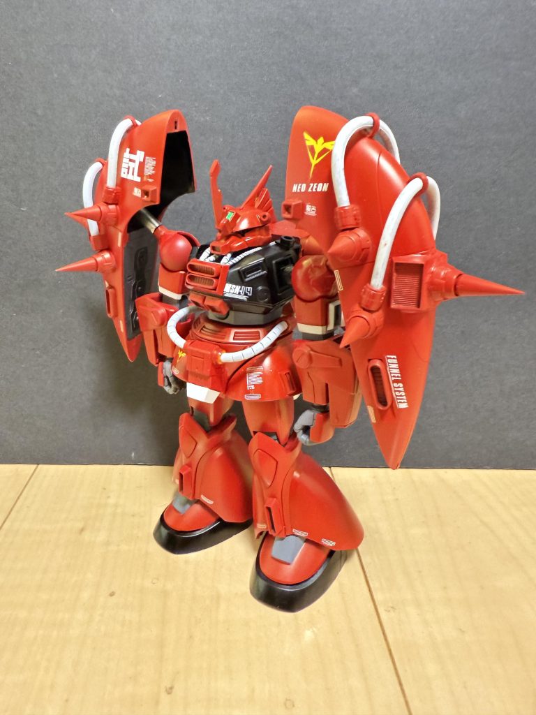 開発背景:アナハイムエレクトロニクス社がゲルググ・ウェルテクスを開発時にネオジオン由来の技術を入手。機動性重視であったゲルググ・ウェルテクス、リゲルグに対して火力を重視したのがこのゲルググ・デスペラードである。