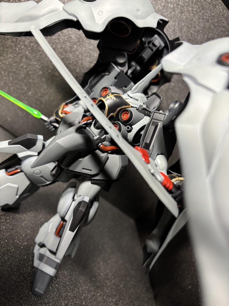 武人ぽくビームサーベルと刀っぽい何か二刀流(zaku-kao2)