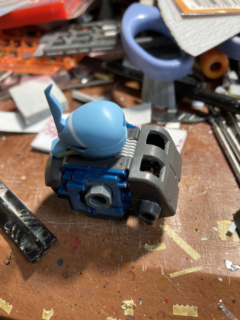 首の後ろ側のしいたけディテールの収まり具合を確認してます。それにしても机が汚い…。