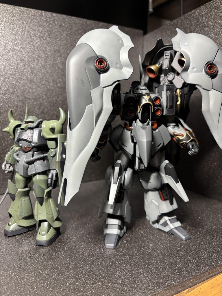 最後に1年戦争時の機体と並べて一枚、重量級のモビルスーツってのも有りますがやっぱりサイズがひとまわり大きいですね!(zaku-kao8)次回は間が空くと思いますが、ジム系のガンプラを作ると思います。最後までご覧頂き有難うございました(zaku-kao5)