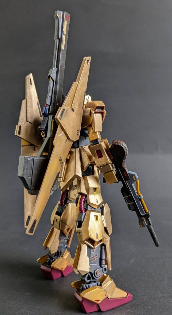 ベース色は基本色ゴールドで塗ってます。エナメル塗ってはみ出しを消してたらバックパックの羽の付け根が脆くなっていたのか折れてしまい、瞬間接着剤でつけました。なので動きません…。