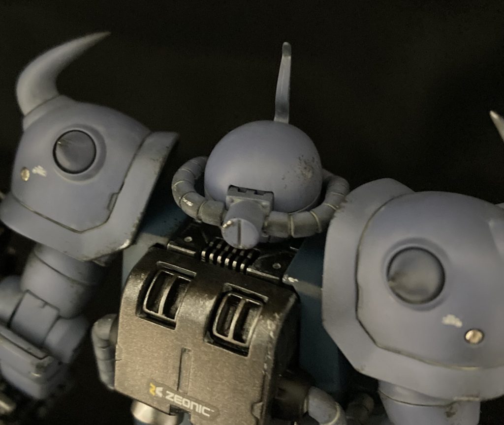 ランドセルの上側は吸気なんだと解釈して、くり抜いてそれらしいモールド入れました。あと、首の後ろには冷却用のしいたけディテールを埋め込んでいます。