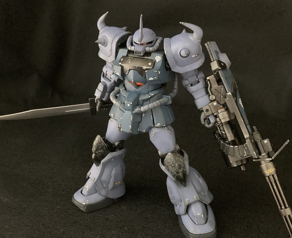 ヒザの黒いパーツの上段は、鋳造部品っぽくしてみました。スケールに対して凸凹が大き過ぎな気もしますが、自己満足の世界なので良しとします。肘の関節はメカ色にするかどうか悩みましたが、劇中同様に水色で塗装しました。