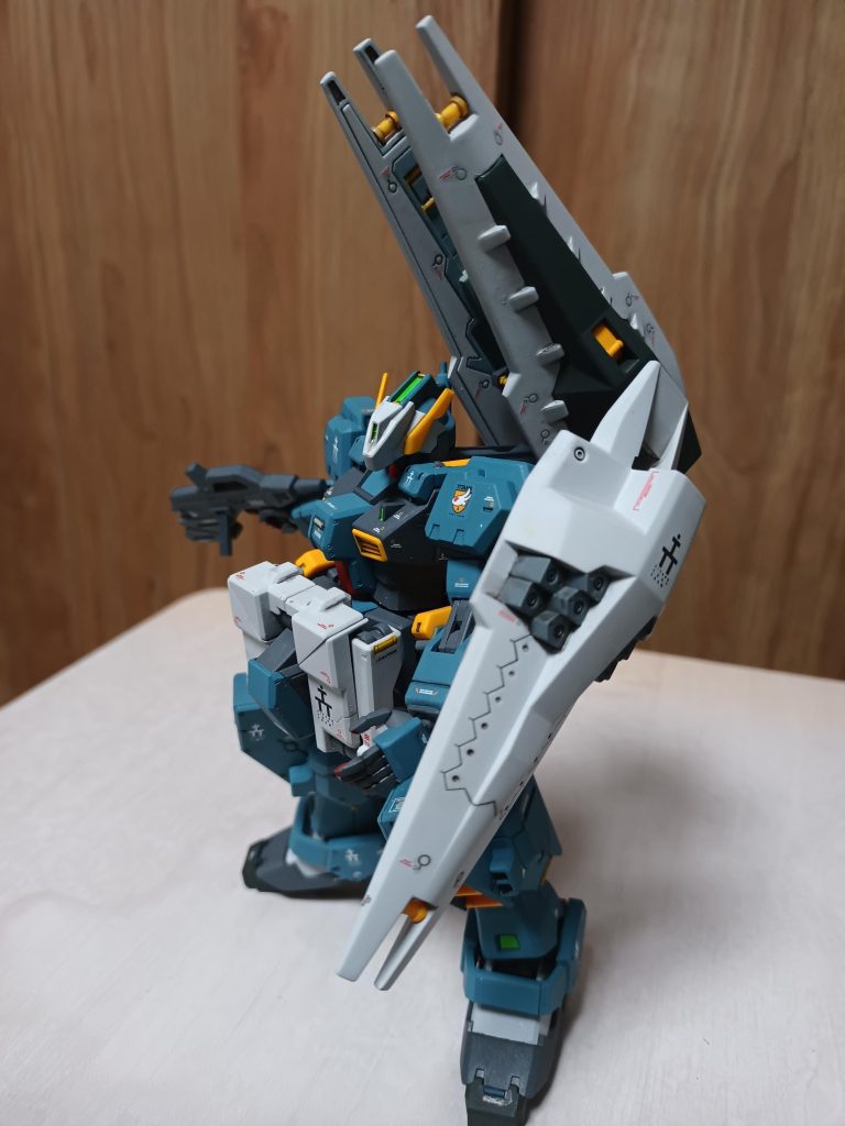 製品状態では2種類のシールドブースターを背に背負う組み合わせになっていますが、左右で違うのがイヤだったので通常タイプ２つを背に背負う形にしました。新しいタイプのものは腕に装備です。