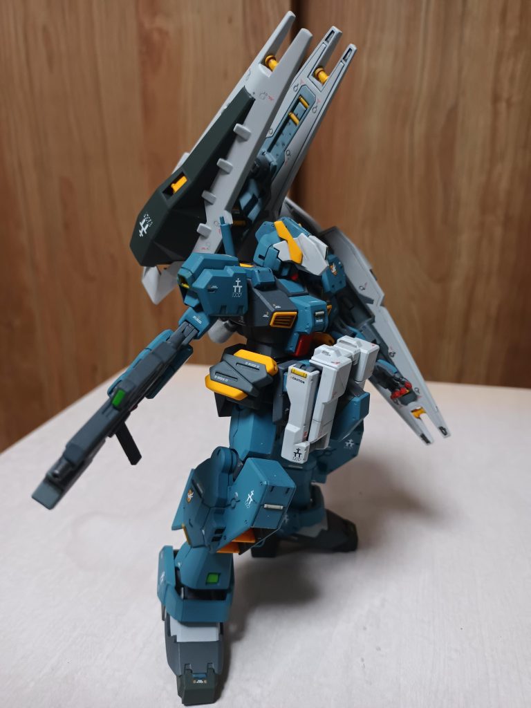 濃い目の青で塗るとヘイズルIIと同じになってしまって面白くないので、少し青の濃さを抑えました。指定色ではないですが、結構気に入っています。