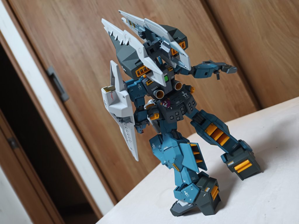 地味な工作ですが、かかとのところの黄色いところは、一度削り落として復元しています。その際プラ版を噛まして1.5mmくらい幅を縮めています。HGのヘイズルシリーズを3機作りましたが、総じてよくできてるけど塗分けが大変なキットでした。