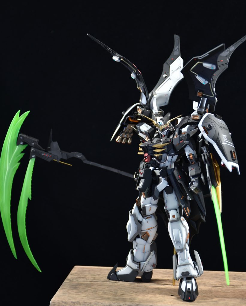 アクティブクローク オープン状態こちらもクロークに情報量を追加しました。サイドクロークにはメタルパーツバーニアを使用し高級感アップリブジャマーはパテを使用し好みの形に作り直しました。