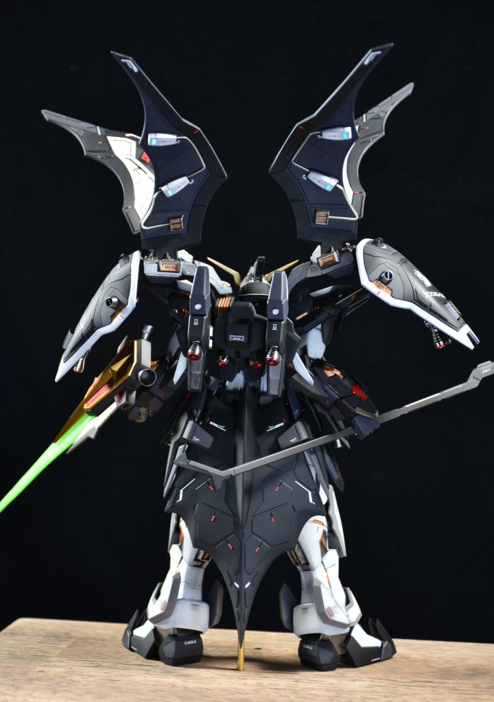 バックショットデスサイズヘルEWのクロークにレッドチップをふんだんに仕込んで取り付けました。バックパックバーニアもメタルパーツです。