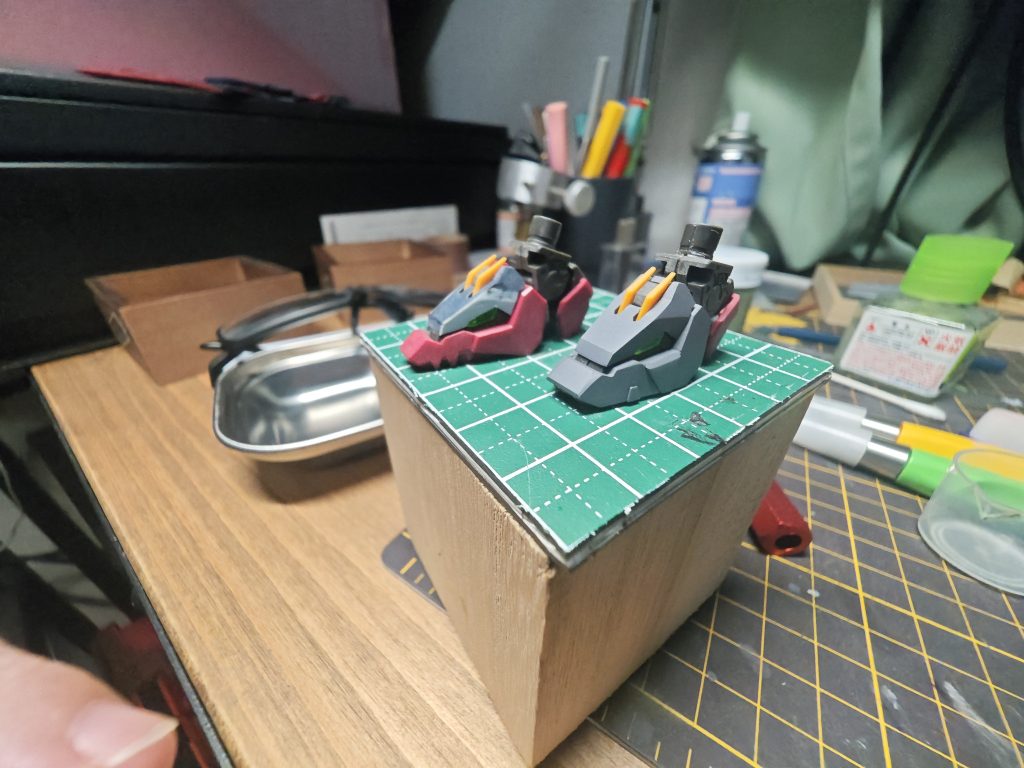 足に関してはつま先を0.3mプラバンを貼って牙を無くす方向で工作。それだけだと少しさみしいので、元のディティールとは別の方向で牙に見えるようボリュームアップ。下顎のギミックについては使わなければ良いかなということでそのまま残す形で調整顔の額の部分は丸みを帯びていたので、ヤスリで削り込んでシャープに仕上げてみました。