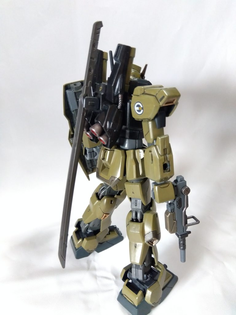 バックパックに穴が開いているので、いろいろと武装を追加できます。