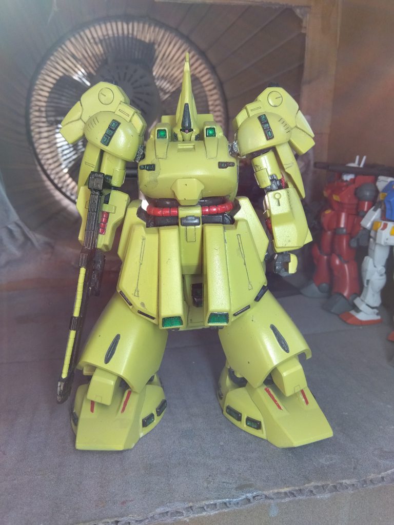 これはかなり前に作った作品で、塗装も筆塗り、色も有り合わせの調合ですが、今の目で見るとなぜか存在感を感じるので、愛着のある作品です。 