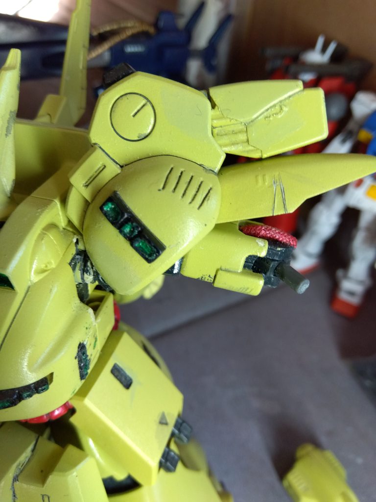 一番手を加えたところは、肩と肘の関節で、肩の付け根に上下可動、上腕側にも可動箇所を追加しました。