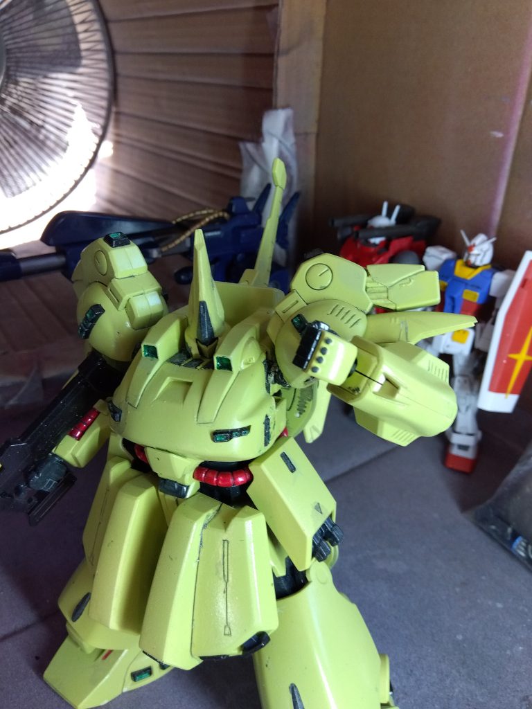 肘は二重関節でここまで曲がります。