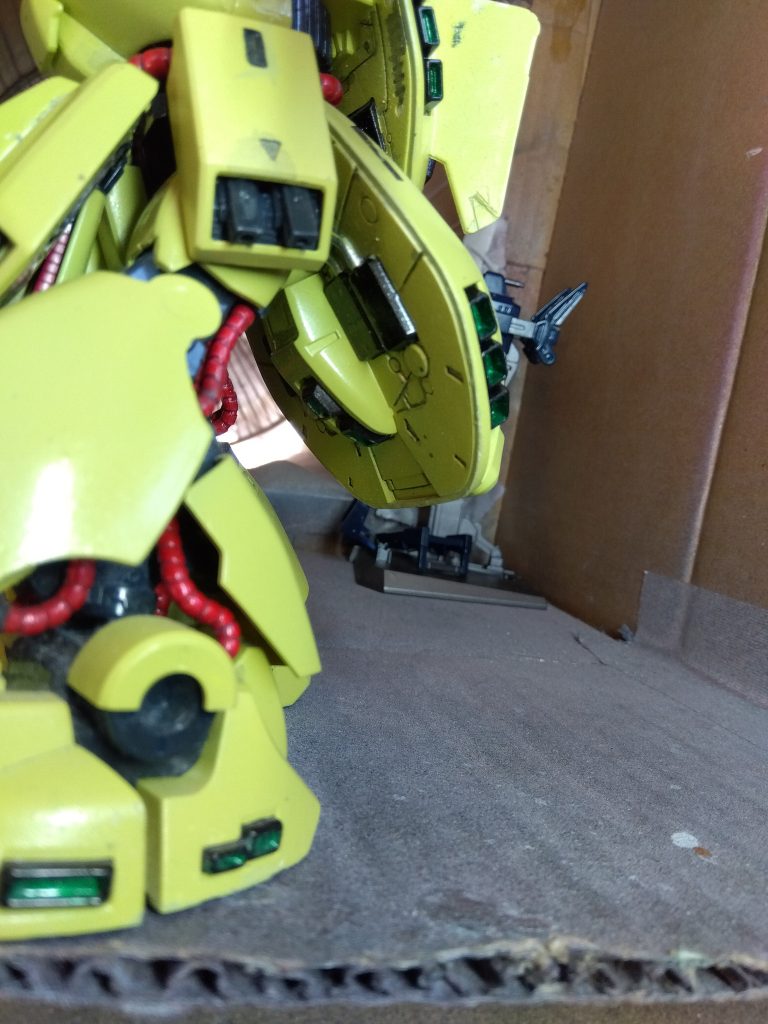 アーマー裏もそれなりに塗っていますが、当時は見られる程度ならいいと思い、細かい塗り分けやディテールアップはしませんでした。